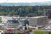 Der D4-Businesspark (links) in Root und daneben der sich im Bau befindende Komplex «Square One». (Bild: Philipp Schmidli (2. Mai 2019))