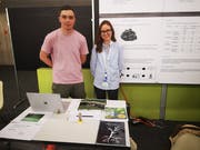 Lukas Widmer aus Herisau und Olivia Aerne aus Rosental (TG) präsentieren ihr Forschungsprojekt an der Hochschule für Technik in Rapperswil. (Bild: PD)