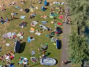 Sonnenschutz ist nicht nur in der Badi oder am Strand angezeigt: Blick auf das Marzili-Bad in Bern. (Bild: KEYSTONE/THOMAS HODEL)