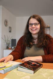Schreibt meistens bei sich zu Hause in Oberuzwil: Autorin Bettina Bellmont. (Bild: Tobias Söldi)