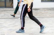 Ein Teenager in Trainerhosen. Im Schulhaus Sternmatt 2 in Baar wäre ein solches Outfit diese Woche erlaubt. (Bild: Symbolbild: Christian Vierig/Getty)