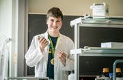 Jeremy Feusi vertritt die Schweiz an der internationalen Biologie-Olympiade in Ungarn. (Bild: Andrea Stalder)