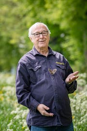 Marc de Roche alias Papa Papillon mit einem Wiener Nachtpfauenauge. (Bild: Urs Bucher, 2. Mai 2019)