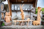 Rund um den Hof gibt es weitere Holzfiguren zu entdecken.