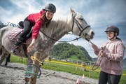Luisa Kulmus versucht auf dem Pferd Bianca, geführt von Michelle Berger, einen Ring zu platzieren. (Bilder: Pius Amrein, Stansstad, 2. Mai 2019)