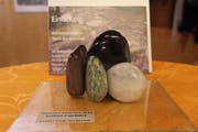 Die vier Necker-Steine, gefunden, geschliffen und zusammengestellt von Heinz Fluck. (Bild: Cecilia Hess-Lombriser)