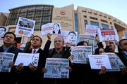 Demonstranten protestieren vor dem Gerichtsgebäude gegen den Prozess gegen rund zwölf Mitarbeiter der Tageszeitung «Cumhuriyet». Unter den Angeklagten war auch der bekannte Investigativjournalist Ahmet Sik. (Bild: Lefteris Pitarakis/AP (Istanbul, 31. Oktober 2017))