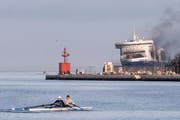 Die Autofähre Norman Atlantic wurde nach dem Brand zum Hafen in Brindisi abgeschleppt. (Bild: Antonio Calanni/AP (3. Januar 2015))