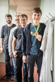 Jeremy Feusi und seine stolzen Lehrer. (Bild: Andrea Stalder)