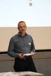 Schulpräsident Christoph Stäheli führt durch die Gemeindeversammlung im Sulger Auholzsaal. (Bild: Hannelore Bruderer)