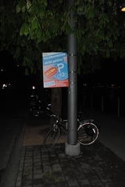Die Plakate, die ursprünglich an den Velos hingen, verdeckten am Freitagabend die Parkierungs-Signalisation. (Bild: PD/Luzerner Polizei)