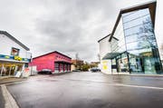 Der Dorfplatz mit dem Gemeindezentrum, in dem die Gemeindeverwaltung ihre Büros hat. (Andrea Stalder)