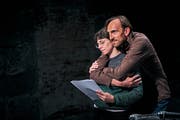 Zwei Ensemblemitglieder des Theaters St.Gallen: Anja Tobler und Marcus Schäfer im Stück «Worauf wir warten» (Foto: Ingo Höhn)