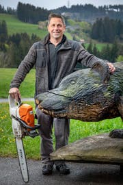 Mit seiner Motorsäge hat Köbi Frischknecht schon Hunderte von Holzfiguren geschnitzt. (Bilder: Urs Bucher)