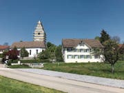 Die eingerüstete Kirche St. Peter in Kirchberg neben dem Pfarrhaus, das ebenfalls noch saniert wird. (Bild: Samuel Koch)