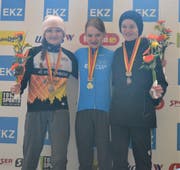 Elena Frei (Bildmitte) kleidet sich ins Leadertrikot bei der Kategorie U13-Rock ein. Bild: PD (Schwändi, 27. April 2019)