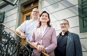 Schulpräsidentin Seraina Perini, flankiert von den beiden Vize-Präsidenten Markus Blättler und Michael Thurau. (Bild: Andrea Stalder)