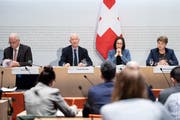 Bundesrätin Viola Amherd und ihre Experten: Kurt Grüter, ehemaliger Chef der Eidgenössischen Finanzkontrolle (EFK); Claude Nicollier, ehemaliger Astronaut; Pälvi Pulli, Chefin Sicherheitspolitik VBS . (Bild: KEY)