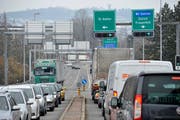 Viel Verkehr führt zu viel Lärm: die Autobahnauffahrt Richtung St. Gallen oder Zürich. Bild: Ralph Ribi