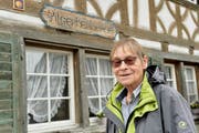 Brighit Stahel vor der Pilgerherberge in Märstetten. (Bild: Donato Caspari)