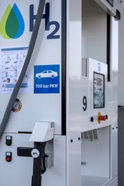 Die erste öffentliche Wasserstoff-Tankstelle der Schweiz wurde am 4. November 2016 in Hunzenschwil AG eröffnet. Bald soll auch St.Gallen so eine Zapfsäule erhalten. (Bild: Alexandra Wey/KEY - 4. November 2016)
