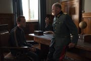 August Diehl als Bauer Franz Jägerstatter und Bruno Ganz als Nazi-Militärrichter Werner Lueben. (Bild: Dream Works)