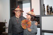 Sepp und Doris Schnyder vom Verein Hison mit Hüten und Fächern, die sie als Gastgeschenk erhielten. (Bild: Marion Wannemacher, Stans, 6. Mai 2019)