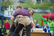 Schwingerkönigin Diana Fankhauser (helles Shirt) im Einsatz. (Bild: Dominik Wunderli (Hergiswil, 18. Mai 2019))