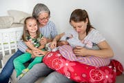 Katrin Hartmann (rechts) ist kürzlich Mutter von Zwillingen geworden. Hebamme Karin Bachmann betreut sie die ersten Monate. Auch im Bild ist Hartmanns Tochter Sophie. (Bild: Nadia Schärli, Altwis, 20. Mai 2019)
