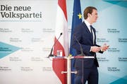 Mit Zettel, aber ohne Plan: Sebastian Kurz gestern in Wien. (Bild: Michael Gruber/AP)