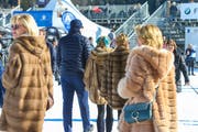 15'000 gutgelaunte Besucher am dritten und letzten Renntag auf dem zugefrorenen St. Moritzer See und dies bei Kaiserwetter und angenehmen Temperaturen, was aber die Ladys nicht davon abhielt ihre Pelze zu zeigen, aufgenommen am Sonntag, 17. Februar 2019, bei den Internationalen Pferderennen auf Schnee "White Turf" in St. Moritz. (KEYSTONE/Eddy Risch)