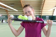Racket und Tennisbälle sind aus dem Leben von Karolina Kozakova nicht mehr wegzudenken: Die 14-Jährige ist nicht nur talentiert, sondern auch begeistert von ihrem Sport. (Bild: Marie-Theres Brühwiler)