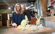 Christa Roth und Thomas Freydl bei den Vorbereitungen auf den Basar Bizzar. (Bild: Michael Hug)