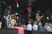 Die Band The Rule spielt vor ganz jungen Open-Air-Besuchern. (Bild: Monika Wick)