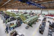Blick in die Produktionshallen des PC-24 bei den Pilatusflugzeugwerken in Stans. (Bild: Pius Amrein, 1. Mai 2018)