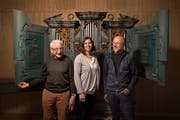 Jost Kirchgraber, Heidi Preisig, und Martin Meier vom Verein Windbläss mit schmucker Orgel. (Bild: Benjamin Manser)