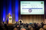 Verwaltungsratspräsident Roger Forrer führt in der Mehrzweckhalle Schanz durch die Generalversammlung. (Bild: Andrea Stalder)