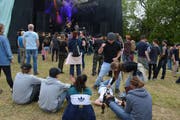 Vor der Bühne geht es im Publikum locker zu und her. (Bild: Monika Wick)