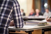 Die zeitliche Belastung ist eine ihrer Hauptsorgen: Milizpolitiker – im Bild der Frauenfelder Gemeinderat – haben viel zu tun. (Bild: Reto Martin)