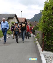 Die Spaziergänger folgen den Markierungen auf dem Boden. (Bild: Markus Zwyssig, Schattdorf, 19. Mai 2019)