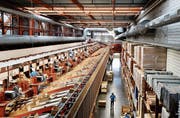 Blick in die Sortieranlage des Zuger Schraubenhändlers Bossard. (Bild: Stefan Kaiser (Steinhausen, 22. Februar 2018))