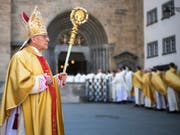 Nach knapp zwölf Jahren als Bischof von Chur ist Vitus Huonder am Montag zurückgetreten. Ein Apostolischer Administrator übernimmt nun zunächst die Bistumsleitung (Archiv). (Bild: KEYSTONE/GIAN EHRENZELLER)