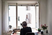 Gespräche sind sehr wichtig und eine erste Hilfestellung bei psychischen Problemen. (Bild: Gaëtan Bally/Keystone)