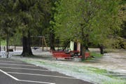 Überschwemmter Spielplatz in Alt St.Johann. (Bild: Timon Kobelt)