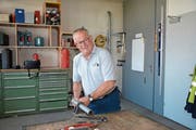 Köbi Egli in der RWT-Werkstatt an der Neudorfstrasse in Kirchberg. (Bild: Beat Lanzendorfer)