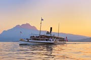 Das Dampfschiff Unterwalden bei Sonnenuntergang. (Bild: Perret/SGV)