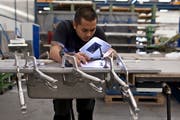 Ein Franke-Mitarbeiter schweisst im Werk in Aarburg im Kanton Aargau einen Spültrog in eine Küchenabdeckung. Bild: Gaetan Bally/Keystone