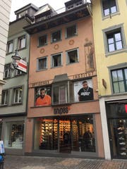 Die Weggisgasse 21: Der einzige Hauseingang führt über den Schuhladen. (Bild Robert Knobel, 21. Mai 2019)