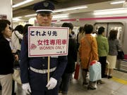 Eine Smartphone-App der Polizei von Tokio gegen Grapscher in der U-Bahn ist in Japan zum Riesenerfolg geworden - auf bestimmten U-Bahn-Linien in Tokio gibt es Abteile nur für Frauen. (Bild: Keystone/EPA/STR)