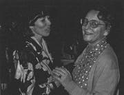Brigitte Mürner (CVP, links) wurde am 26. November 1985 zur ersten Luzerner Grossratspräsidentin gewählt, zwei Jahre später schaffte sie es als ebenfalls erste Luzerner Frau in die Regierung. Rechts gratuliert Josi Meier. (Bild: PD)